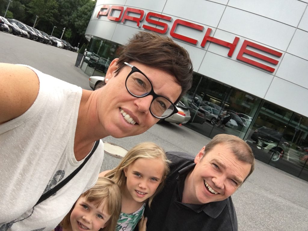Bild på familj framför ett Porschecenter i Hamburg